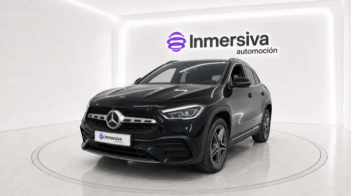 Después: coche colocado en showroom virtual (ejemplo secundario)