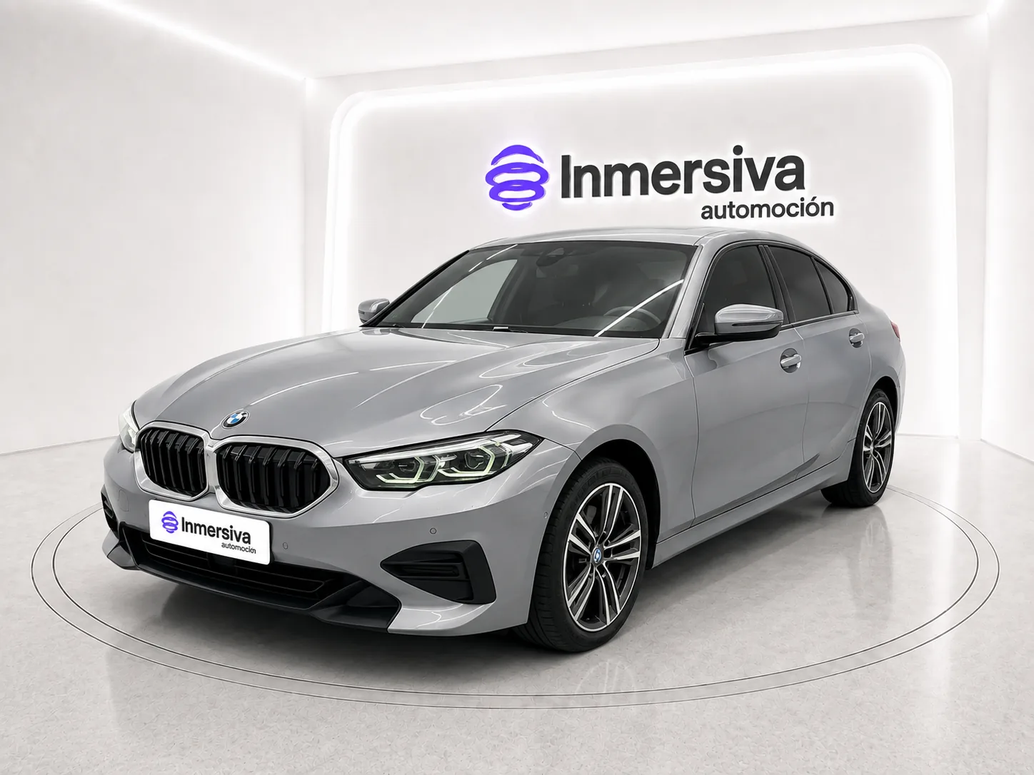Después: coche colocado en showroom virtual (ejemplo secundario)
